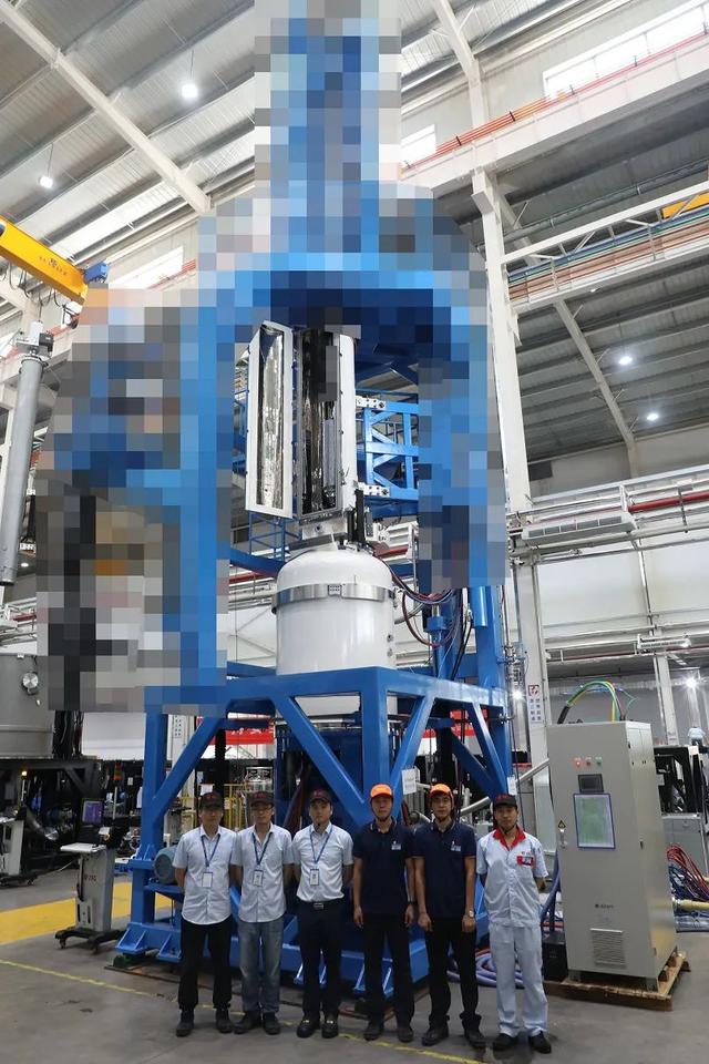 晶盛機電首臺12英寸硬軸直拉爐成功生長出硅單晶.jpeg